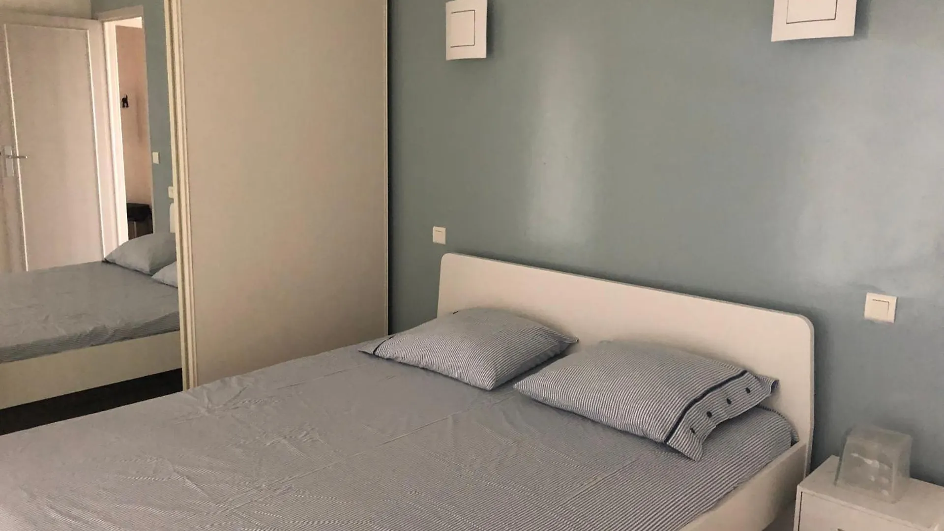 Menton Appartement Vue Mer 2 Pieces 0*,  Francie